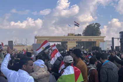 Hundreds of Egyptians demonstrate in front of the Rafah crossing, rejecting the displacement of Palestinians. (Photo: Archive)