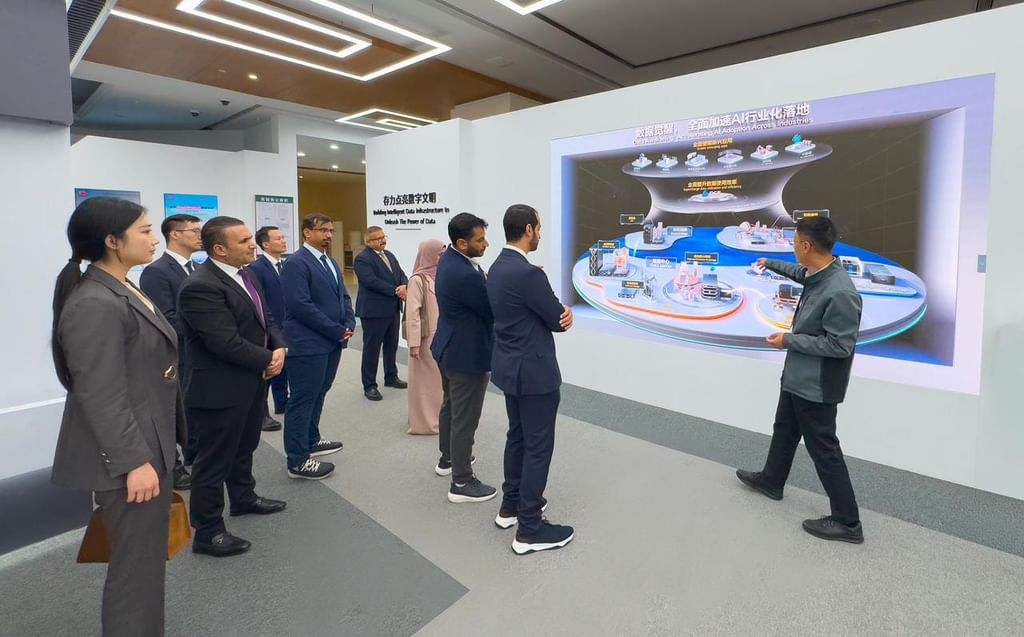 Ajman Government Media Office Reviews Latest Media Technologies at ‘Huawei’ During Visit to Shenzhen, China